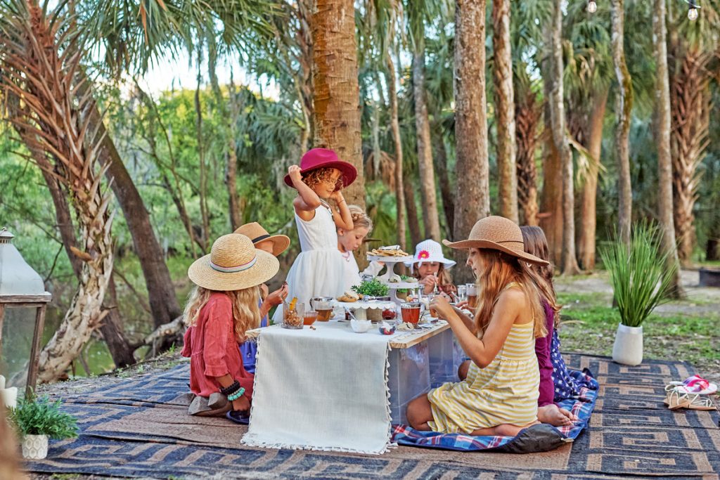 Girls having brunch outside